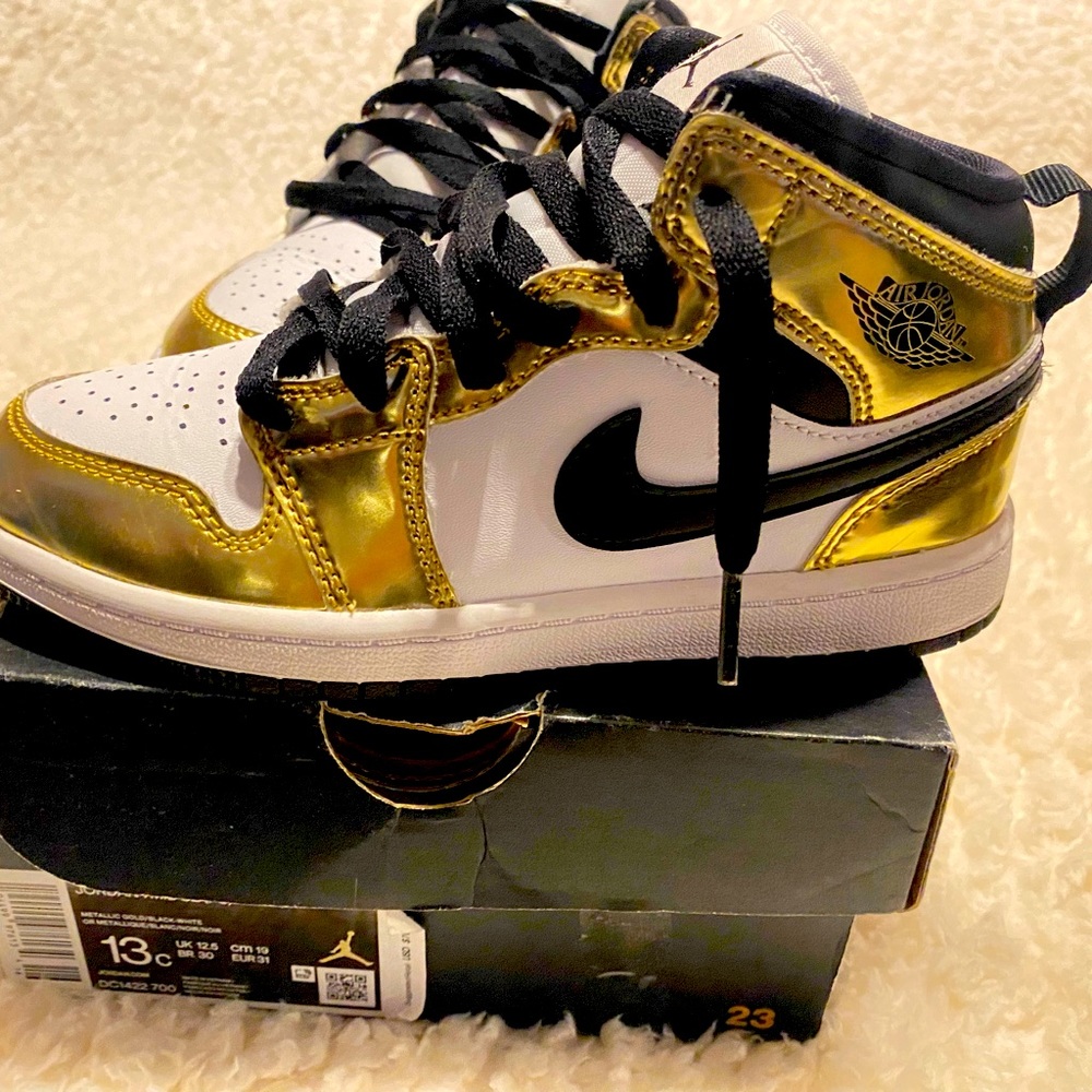 Jordan 1 boy sneakers white and Gold very nice!